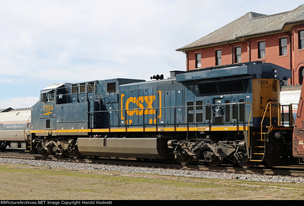 CSX 7204 leads train F781 past the station